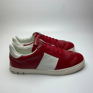 Valentino flycrew skor - Valentino flycrew skor i mycket bra skick! Skorna är nya! Begränsat antal boxar och dustbags. Rekommenderar att gå upp en storlek. Hör av dig vid frågor! Storleken 40 passar 41-41,5 