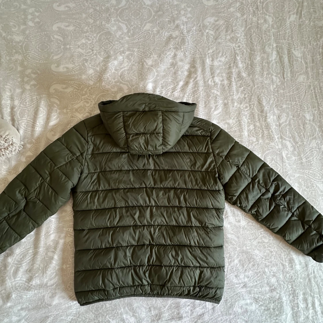 Olivgrön pufferjacka från Lindbergh