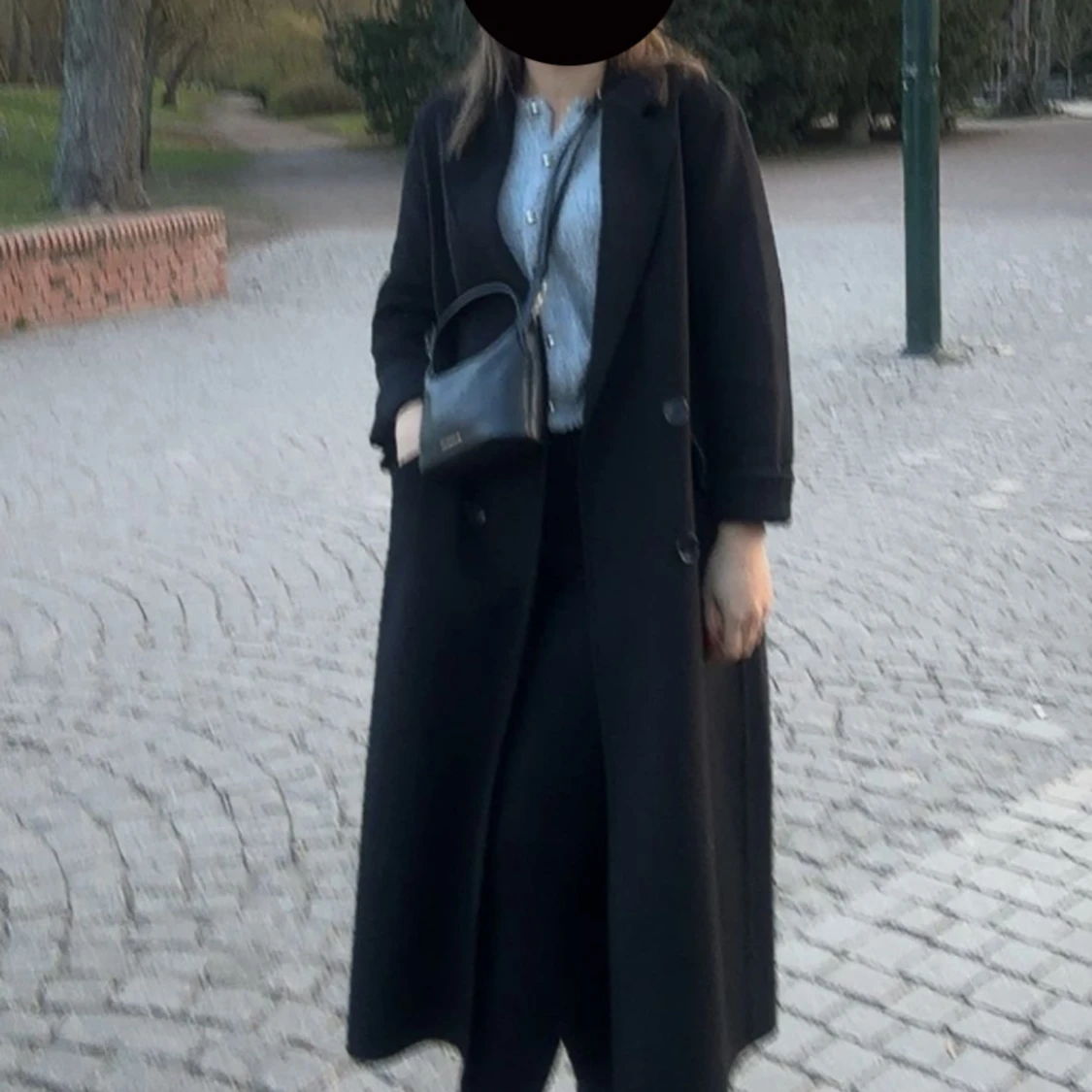 Svart lång kappa med knappar