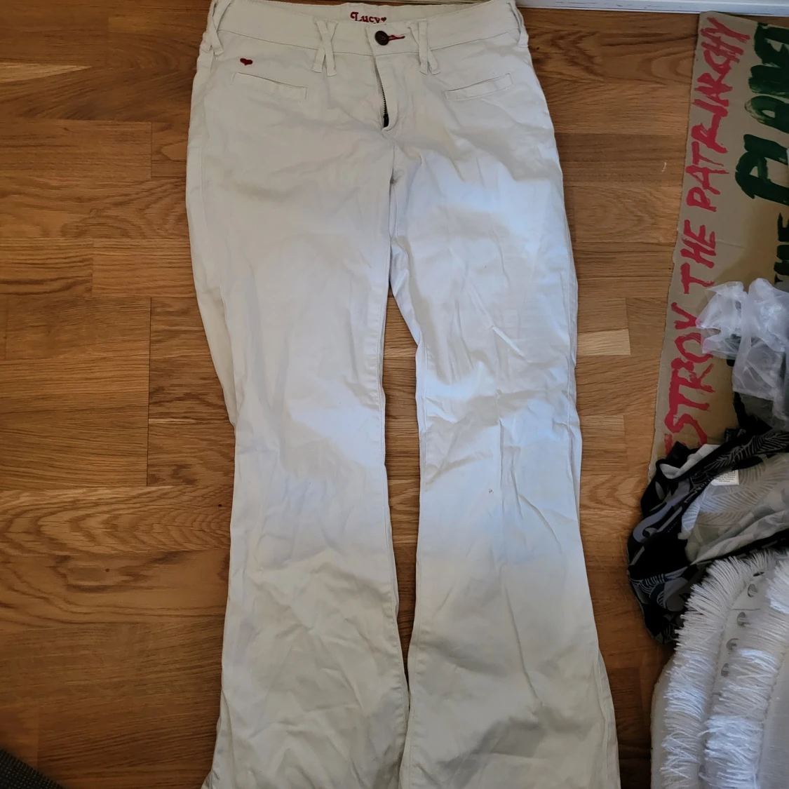 Vita bootcut byxor från Crocker S