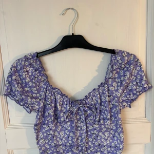 Blommig topp - Blommig topp som är använd en gång 