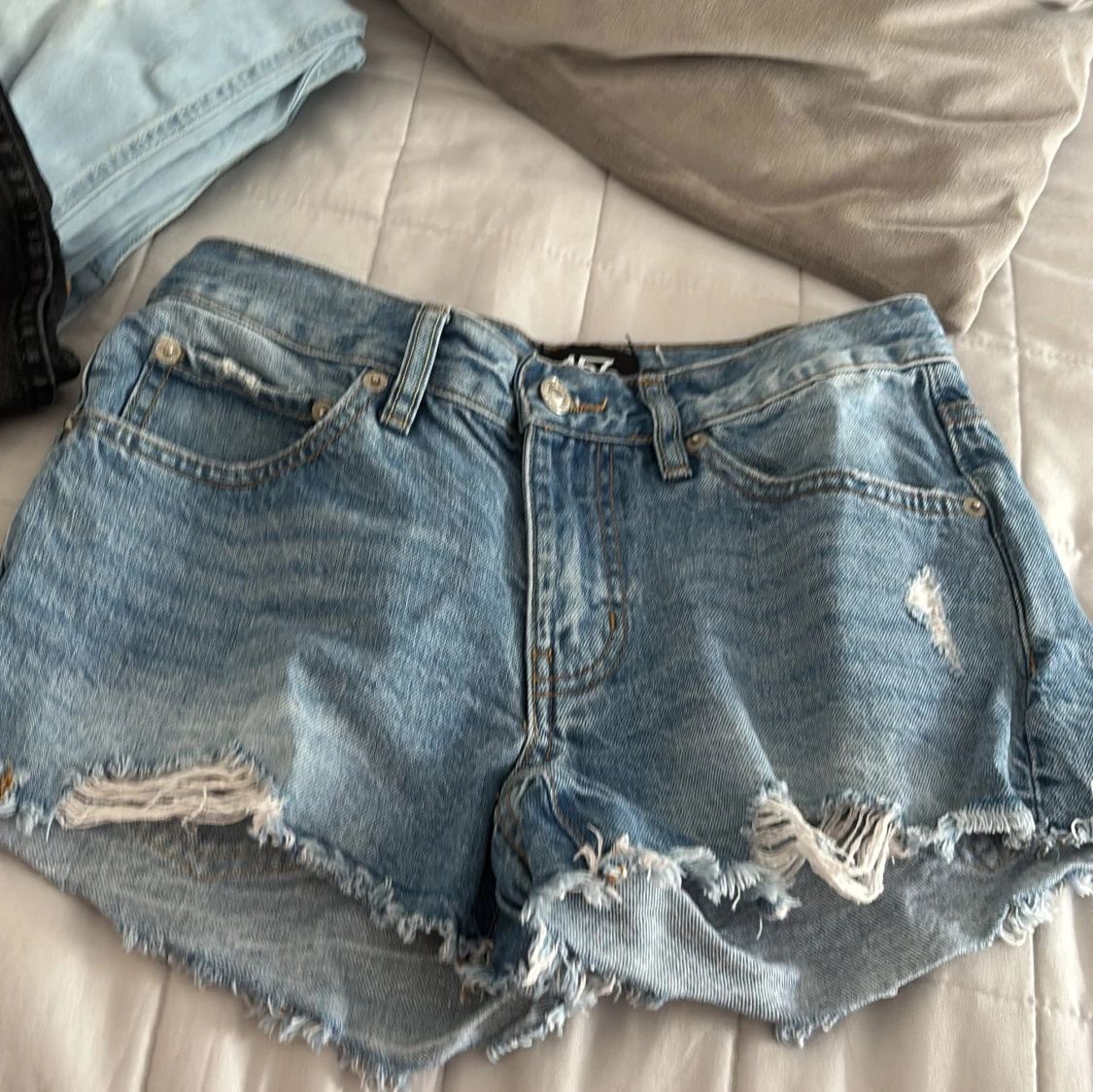 Blå jeansshorts med slitningar XS