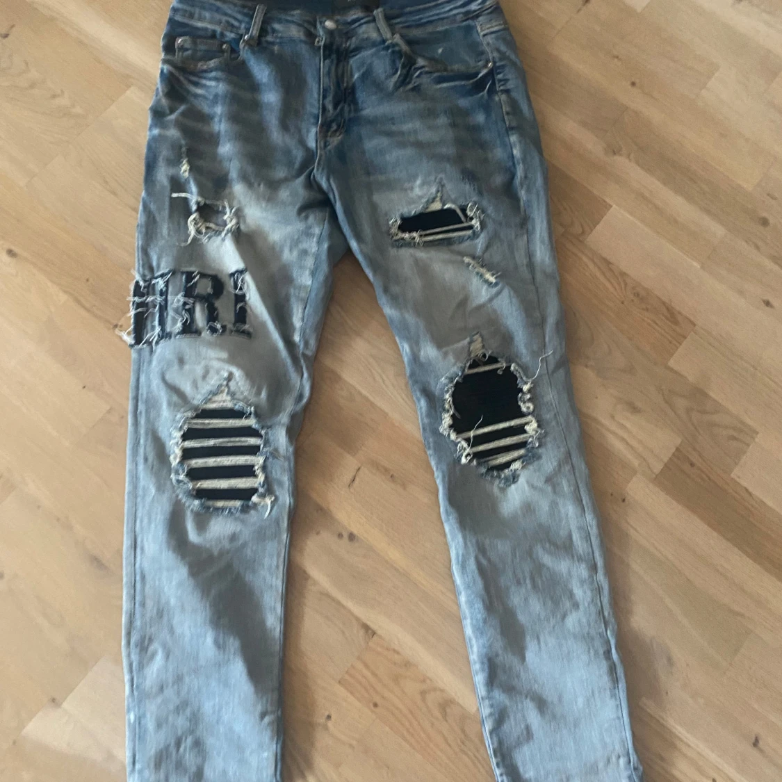Amiri slitna jeans med patch-detaljer