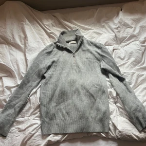 Halfzip Jack n Jones - Perfekt till vintern nu över en t shirt eller skjorta. Den är från Jack and Jones premium kollektion så därav grymt material och skick.