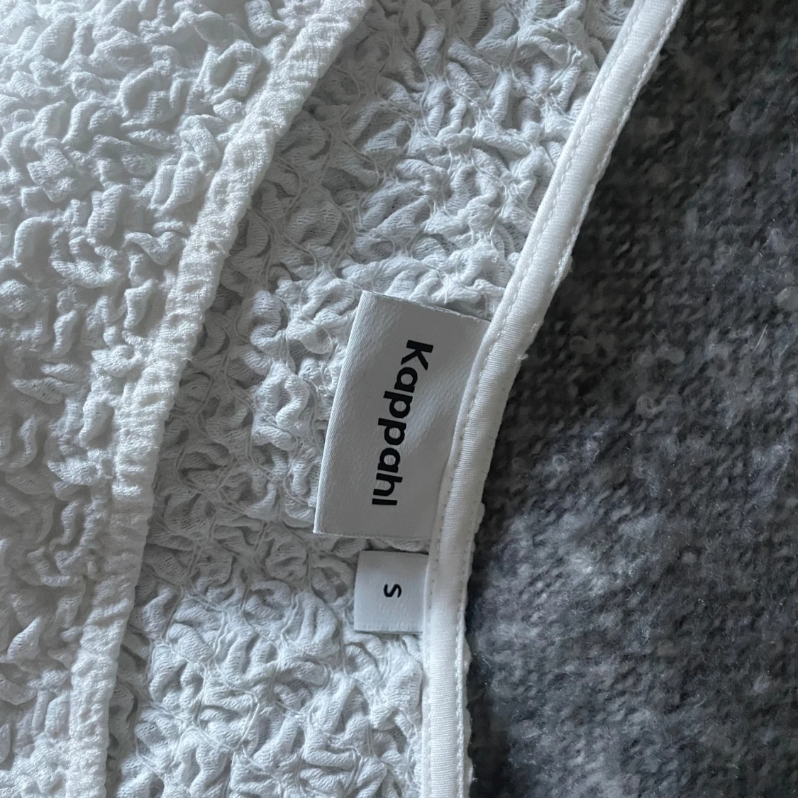 Vit one shoulder topp från Kappahl - 2