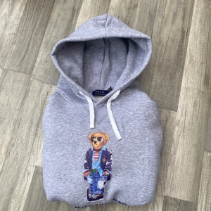 Polo bear Ralph lauren hoodie  - Tjena säljer nu denna fräscha hoodien från Ralph lauren polo bear. Mycket bra skick inga fel, perfekt nu till hösten. Hör av dig för minsta fundering 
