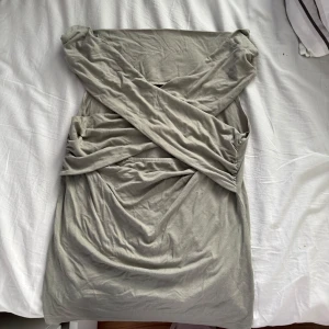 Khaki topp från Gina - Snygg khaki ”cross” topp från Gina! Använd 1 gång. Liten i storlek, passar mig som vanligtvis har S-M