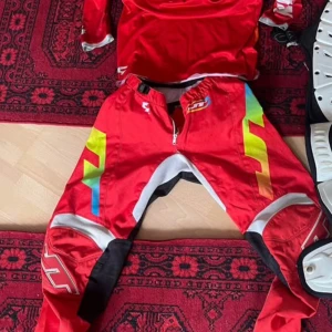 Rött Cross set - Säljer ett Cross set i väldigt bra skick! Storlek M i både tröja och byxa. 
