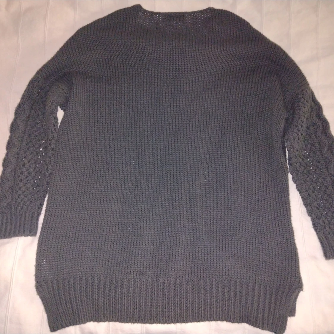 Mörkgrön stickad tröja med flätmönster - 2