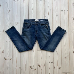 Replay jeans  - Säljer nu dessa feta Replay anbass i riktigt bra skick. Storlek: 32W 30L. Nypris: 1599kr. Mitt pris: 479kr. Skriv vid frågor eller för mer bilder! 🤩