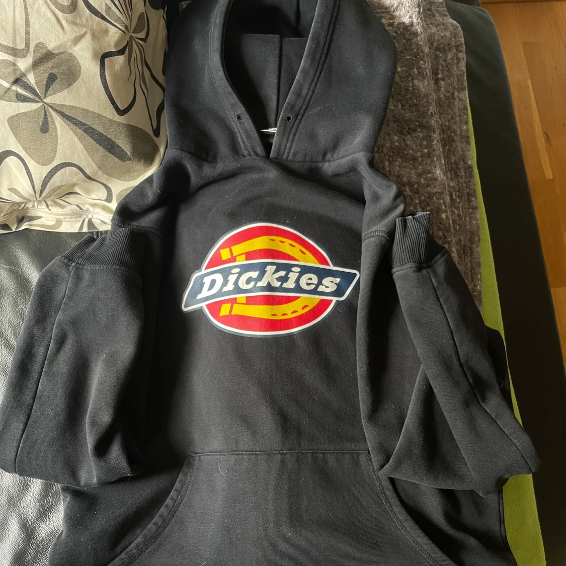 Svart Dickies hoodie med stor logga - 1
