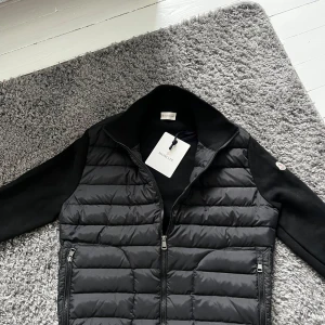Moncler cardigan  - Säljer min Moncler cardigan för den är för liten, den passar dig bäst om du är runt 180, den är äkta! Allt förutom kvitto hänger med! Vid frågor är det bara att skriva! 