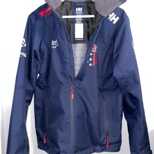 Helly Hansen Jacka - Snygg marinblå vindjacka från Helly Hansen | Storlek M | Nypris ca 2000kr | Skick 10/10 i princip ny | Hör gärna av dig vid frågor och funderingar | Fler bilder kan lösas | Byten kan vara intressant✅✅