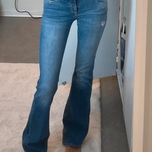 Low waist jeans - Så snygga low waist jeans! Säljer då de inte kommer till användning mer. De är slitna vid benen då dem är väldigt långa. Midjemått: ungefär 33cm rakt över. Innerbenslängd: ungefär 86cm. Storlek xs/34