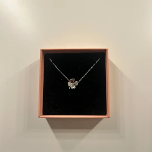 Klöver armband  - Gulligt klöver armband från Edblad. Fint men basic, passar till alla outfits!! Bara använd ett fåtal gånger, som ny! Säljer då jag inte använder silver💞