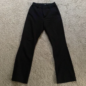 Svarta kostymbyxor - Svarta kostymbyxor från Bik Bok i klassisk rak modell med lite utsvängda ben.🫶🏻