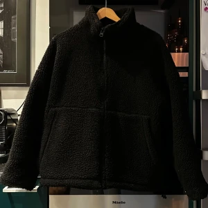 Svart teddyjacka med dragkedja - Mysig svart teddyjacka 