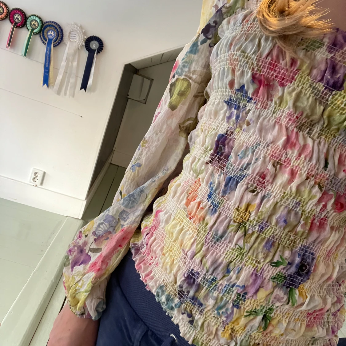 Blommig långärmad blus med öppen rygg - 2