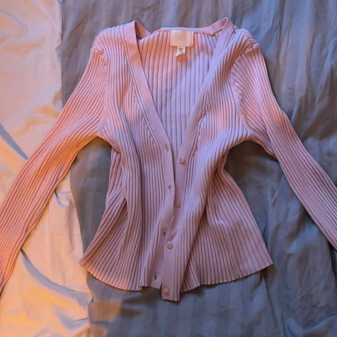 Ljusrosa ribbad kofta från H&M