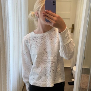 Vit spetsblus från Vero Moda - Superfin vit blus från Vero Moda med långärmad passform och vackert spetsmönster. Blusen har rund halsringning och är tillverkad i ett lätt och luftigt material som känns fräscht och somrigt. Perfekt att styla med jeans eller kjol för en trendig look. Använd max 2 gånger!