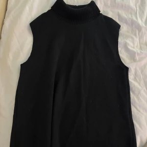 Polo tröja från zara - En super snygg polo stickad tröja från zara som är i storlek S säljs pgr av att den inte kommer till andvändning längre