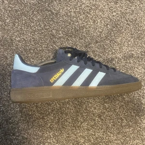 Adidas Spezial sneakers i mörkblå mocka - Snygga Adidas Spezial sneakers i mörkblå mocka. Skorna är i gott skick men finns såklart tecken på användning. Pris går att diskutera vid snabb affär🏆