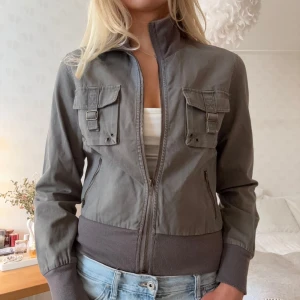 Grå jacka - Den perfekta jackan i vår! Superfin🩷🩷🩷bilderna är från förra köparen men kommer inte till användning längre 