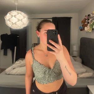 Grön topp - Superfin topp ifrån Shein, använd få gånger. 