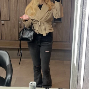 Svarta jeans - Svarta jeans med fina slitningar, inga skador på jeansen🫶🏻