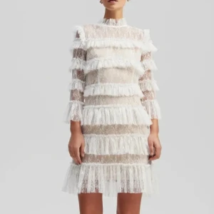 By Malina klänning - Superfin By Malina klänning i jättebra skick, perfekt som studentklänning!! Nypriset är 2800kr