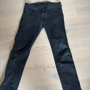 Replay ambass jeans - Replay jeans i modellen anbass is storlek 32 W 30 L, mycket bra skick.