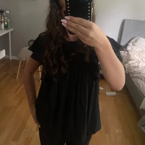 Svart blus med volangärmar - Söt svart blus. Storlek s men passar xs och m också!