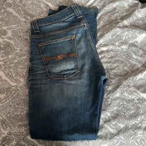 Nudie Jeans  - Säljer ett par nudie jeans i modell grim Tim med nice fade. Storlek 29/32. Tveka inte att skriva! Pris går att diskuteras 