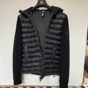 Svart Colmar hybridjacka/cardigan   - Säljer denna svarta hybrid/cardigan jackan från Colmar. Den är perfekt för kommande höst/vinter då den är väldigt varm. Jackan är sparsamt använd och är i 10/10 skick utan några som helst defekter. Jackan passar både M men även S Köpte den ny för runt 3700. Pris går att diskuteras. 🔥👍🏼⚫️