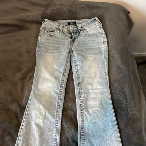 True Religion Becca Bootcut Jeans ljusblå - Säljer ett par True Religion Becca Mid Rise Bootcut jeans i ljusblå tvätt. Jag är 160 och de är lite långa på mig, använda ca 2 gånger! De är inte så högmidjade som man tror