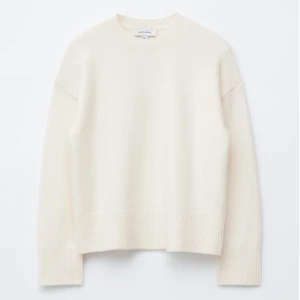 Vit stickad tröja från & Other Stories - Klassisk vit stickad tröja från & Other Stories med rund halsringning och ribbade muddar. Tröjan har en avslappnad passform och är perfekt att styla med skjorta under eller bara som den är. Supermjuk och enkel att matcha till allt.