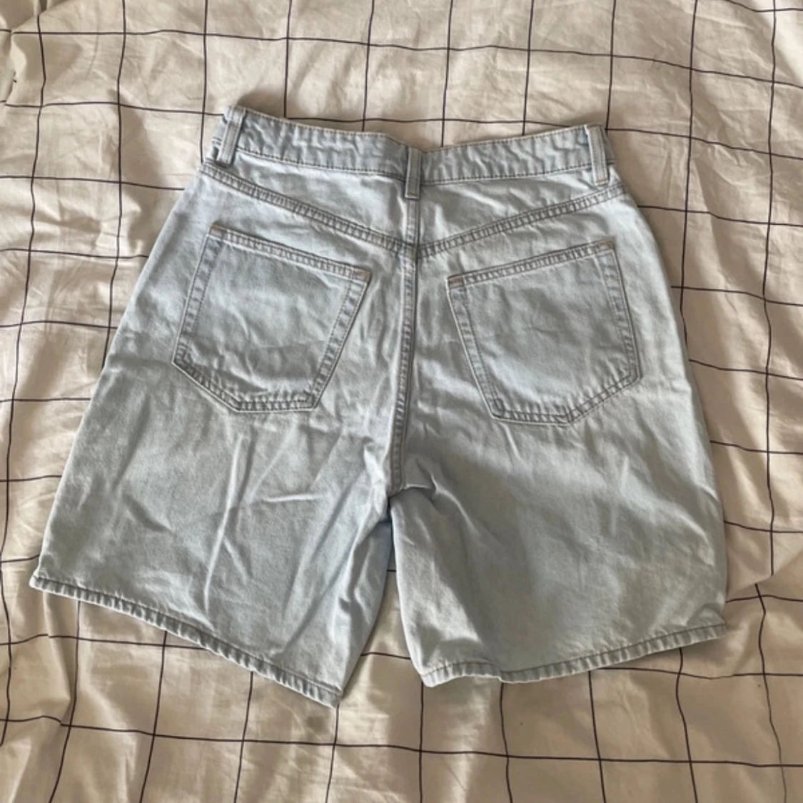 Ljusblåa jeansshorts med hög midja - 2