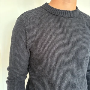 Stickad tröja  - Stickad tröja från jack&jones. Storlek s                         Finns lite vit målarfärg på höger arm men inget man lägger märke till så mycket  