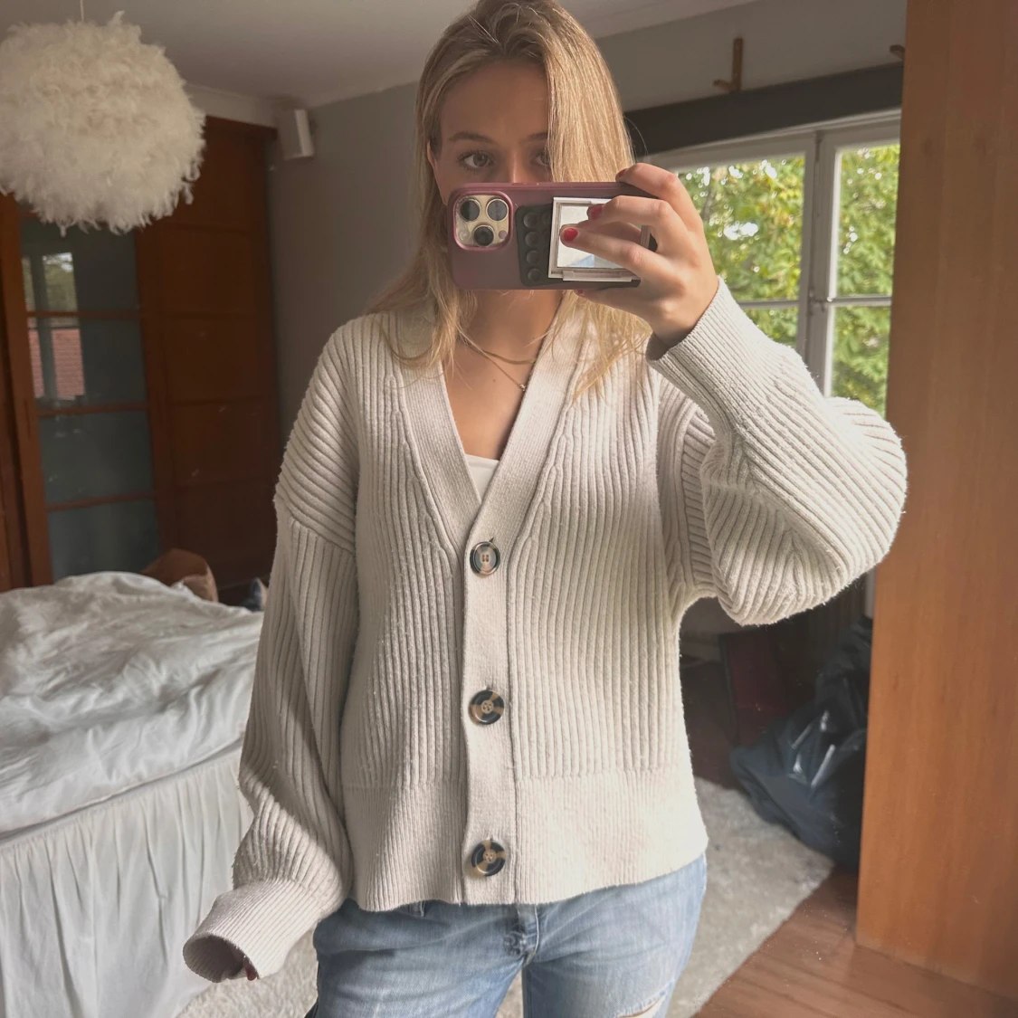 Beige ribbstickad kofta med knappar - 1