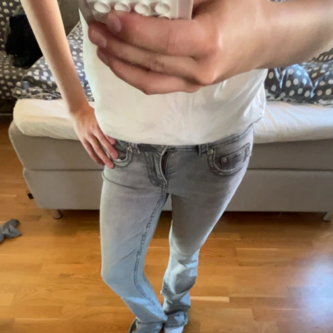 Grå bootcut jeans med fickdetaljer - 2