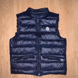 Moncler väst herr - Riktigt snygg moncler gui väst i storlek 2/S. Perfekt nu inför hösten. I bra skick och kvittot finns från tidigare ägaren.
