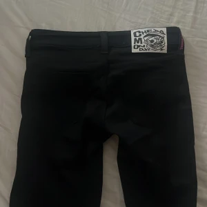 Cheap monday jeans - Jättesnygga lågmidjade flare jeans från Cheap Monday, nyskick i storlek 28/32💓 Säljer då de inte passade, köpta på weekday