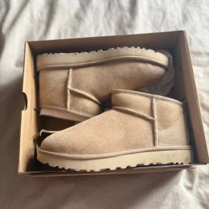 UGG Classic Ultra Mini boots Beige - UGG Classic Ultra Mini boots i Beige, storlek 38. Aldrig använda.