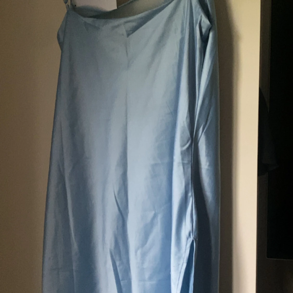 Ljusblå satin klänning med slits - 1