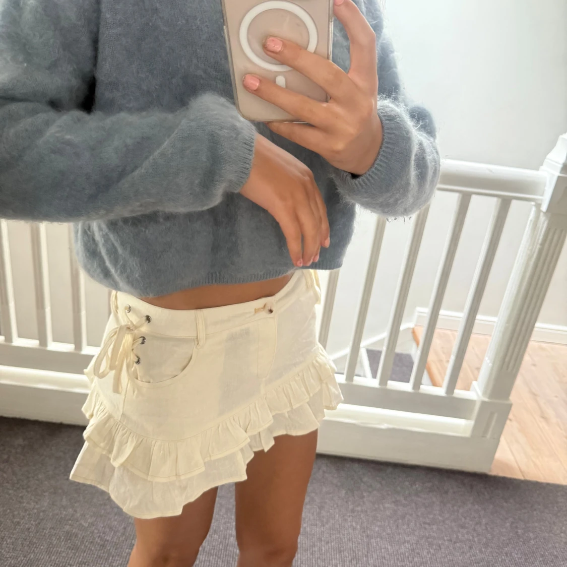 Vit volangkjol med snörning