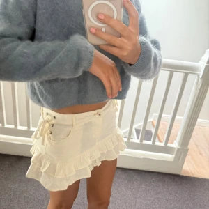 Vit volangkjol med snörning - Supersöt vit kortkjol med dubbla volanger och snörningsdetaljer i sidorna från Editked. Köpt för 500kr via deras hemsida 