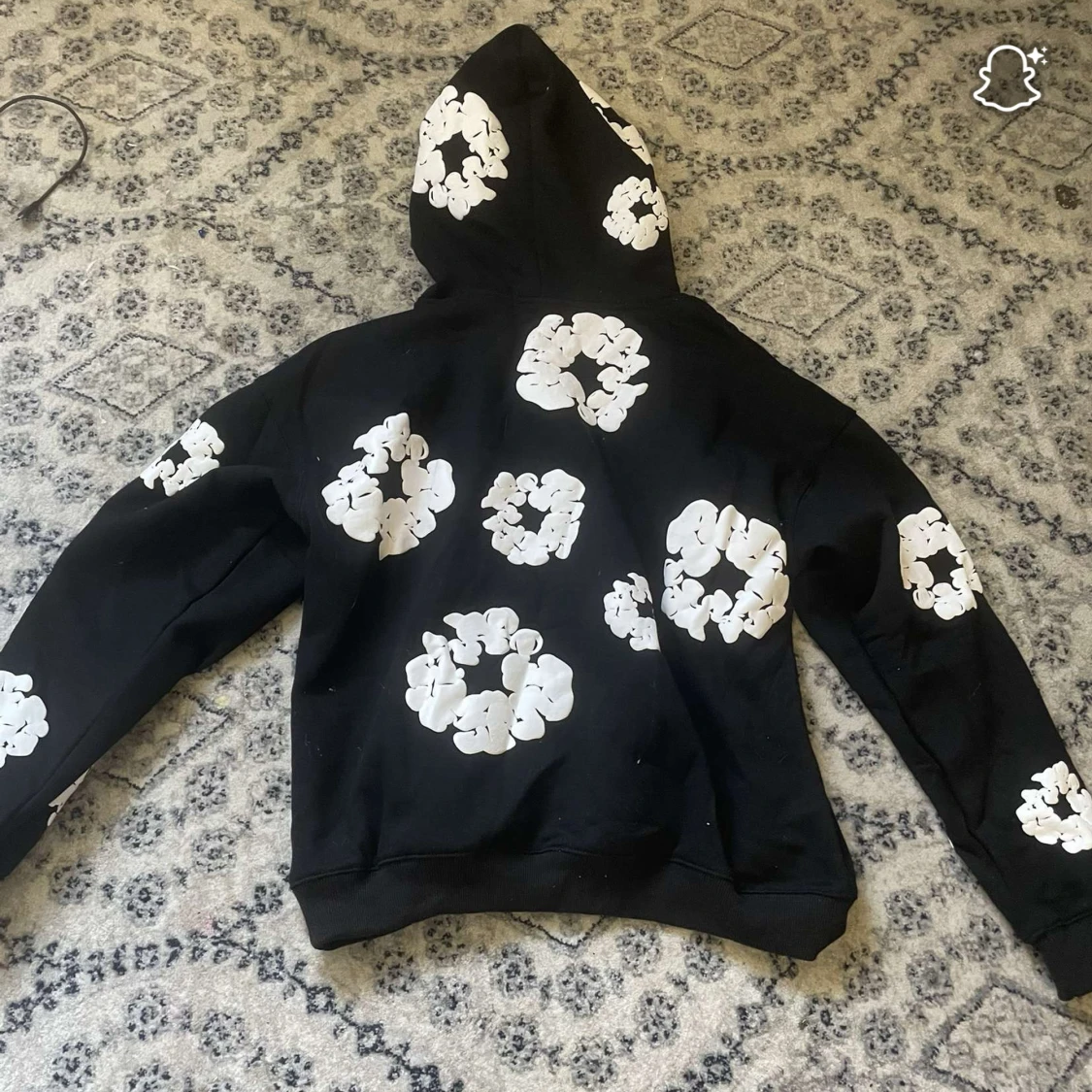 Svart hoodie från Denim Tears med blommor - 2