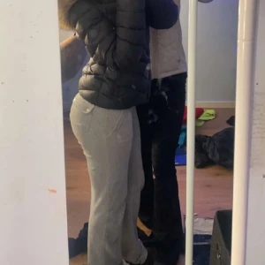 Gråa juicy byxor  - Säljer mina helt oanvända juicy byxor, jag har fler juicy byxor och då dom gråa inte kommer till användning så väljer jag att sälja dom till någon som verkligen behöver dom , vid frågor hör av dig 