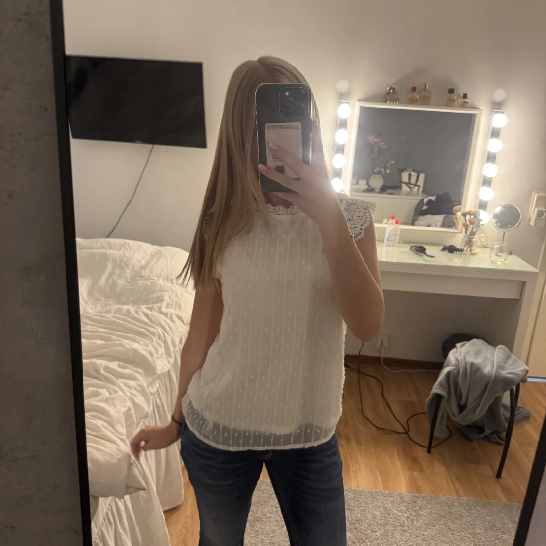 Vit blus med spetsdetaljer