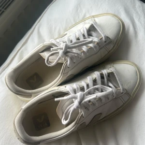 Veja skor  - Beigea och vita veja skor i storlek 38. Använda en del men fortfarande i bra skick. Säljer då de är för små för mig 